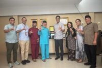 Kepala OJK Kepri, Sinar Danandjaya bersama DPK Kepri, Jumat (24/4/2026). Foto:Ist