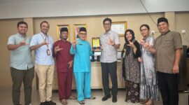 Kepala OJK Kepri, Sinar Danandjaya bersama DPK Kepri, Jumat (24/4/2026). Foto:Ist