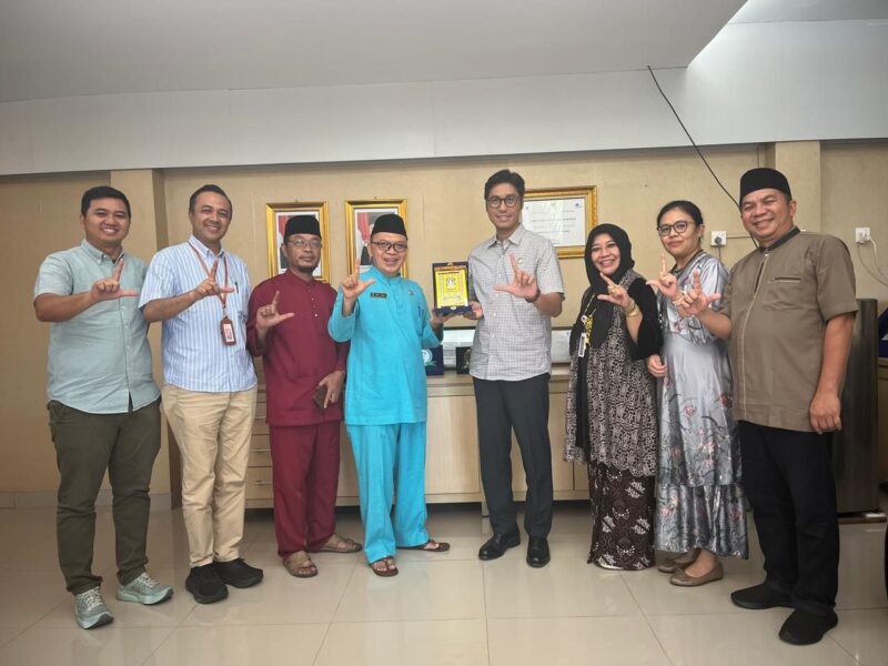 Kepala OJK Kepri, Sinar Danandjaya bersama DPK Kepri, Jumat (24/4/2026). Foto:Ist