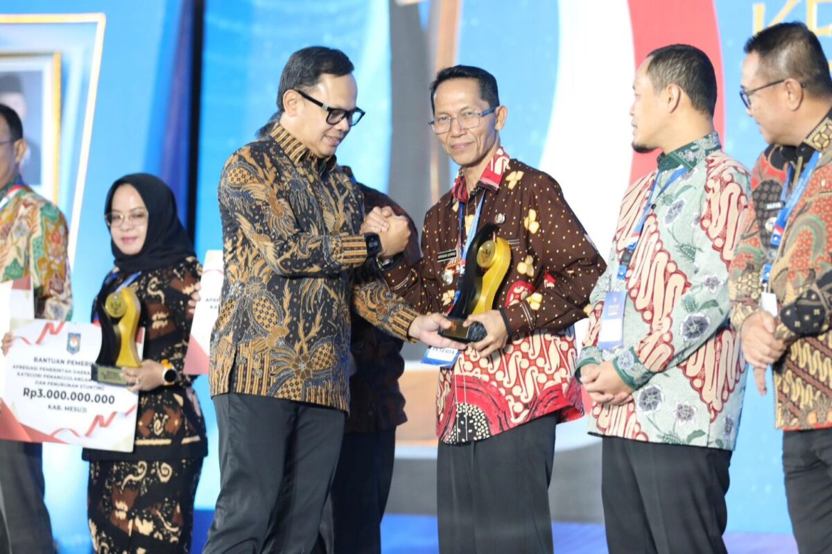 Wali Kota Batam Amsakar Achmad saat menarik penghargaan. Foto:Diskominfo Batam