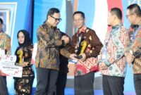 Wali Kota Batam Amsakar Achmad saat menarik penghargaan. Foto:Diskominfo Batam