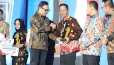 Wali Kota Batam Amsakar Achmad saat menarik penghargaan. Foto:Diskominfo Batam