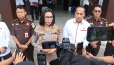 Kabid Humas Polda Kepri bersama JPU saat diwawancara wartawan, Senin (27/4/2026). Foto:Ist