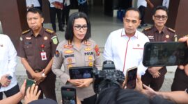 Kabid Humas Polda Kepri bersama JPU saat diwawancara wartawan, Senin (27/4/2026). Foto:Ist