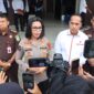 Kabid Humas Polda Kepri bersama JPU saat diwawancara wartawan, Senin (27/4/2026). Foto:Ist