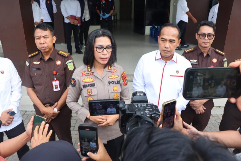 Kabid Humas Polda Kepri bersama JPU saat diwawancara wartawan, Senin (27/4/2026). Foto:Ist