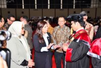 Kehadiran Menkomdigi turut didampingi Direktur Utama Telkom Dian Siswarini (paling kiri) dan Rektor Telkom University Prof. Dr. Suyanto (paling kanan). Foto:Telkom