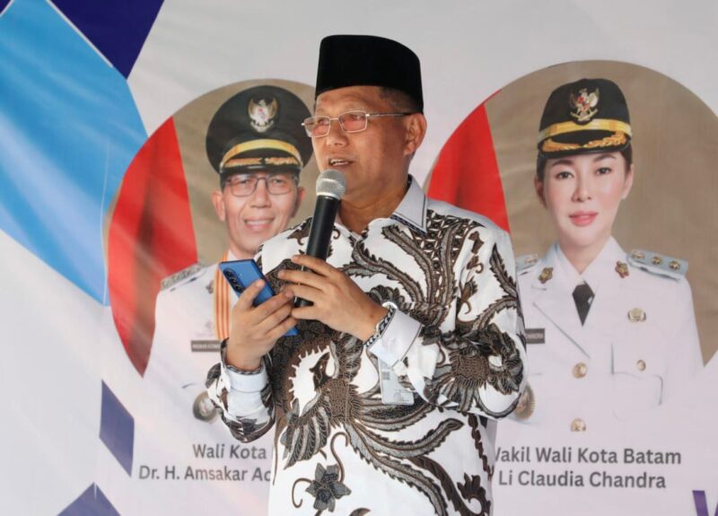 Sekda Batam Firmansyah saat meresmikan SMPN 65 Tanjunguncang, Batu Aji. Foto:Ist