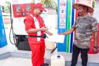 Petugas SPBU di wilayah Aceh tengah mengisi BBM untuk nelayan. Foto:Ist