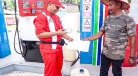 Petugas SPBU di wilayah Aceh tengah mengisi BBM untuk nelayan. Foto:Ist