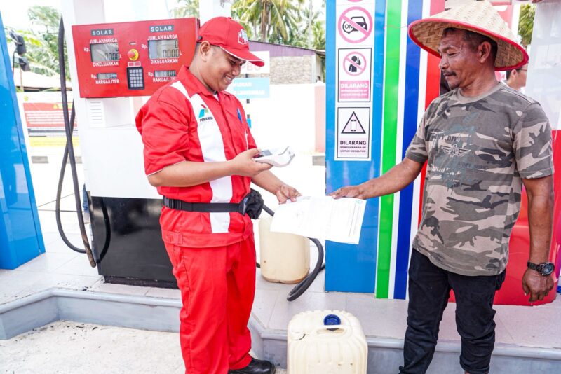 Petugas SPBU di wilayah Aceh tengah mengisi BBM untuk nelayan. Foto:Ist
