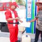 Petugas SPBU di wilayah Aceh tengah mengisi BBM untuk nelayan. Foto:Ist