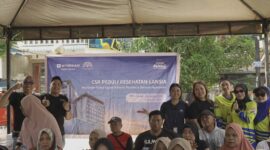 Manajemen Panbil Hospitality Group menggandeng Rumah Sakit Santa Elisabeth Batam Kota menggelar senam sehat dan pemeriksaan kesehatan gratis di wilayah RT 01, RT 02, dan RT 03 Tanjung Uma, Selasa (28/4/2026). Foto. (dok. Istimewa). 