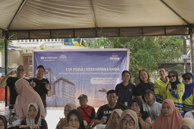 Manajemen Panbil Hospitality Group menggandeng Rumah Sakit Santa Elisabeth Batam Kota menggelar senam sehat dan pemeriksaan kesehatan gratis di wilayah RT 01, RT 02, dan RT 03 Tanjung Uma, Selasa (28/4/2026). Foto. (dok. Istimewa). 