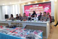Kapolda Kepri Irjen Pol Asep bersama Kapolresta Barelang dan Wali Kota serta Wakil Wali Kota gelar konferensi pers kasus pencurian besi rayap, Kamis (2/4/2026). Foto:Zalfirega/matapedia