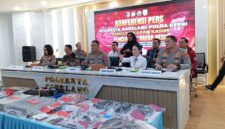 Kapolda Kepri Irjen Pol Asep bersama Kapolresta Barelang dan Wali Kota serta Wakil Wali Kota gelar konferensi pers kasus pencurian besi rayap, Kamis (2/4/2026). Foto:Zalfirega/matapedia