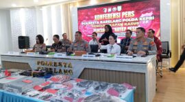 Kapolda Kepri Irjen Pol Asep bersama Kapolresta Barelang dan Wali Kota serta Wakil Wali Kota gelar konferensi pers kasus pencurian besi rayap, Kamis (2/4/2026). Foto:Zalfirega/matapedia