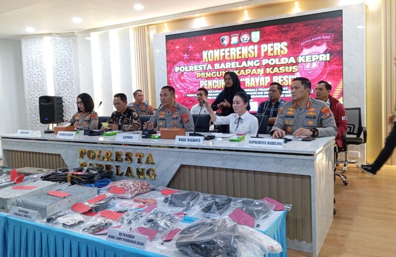Kapolda Kepri Irjen Pol Asep bersama Kapolresta Barelang dan Wali Kota serta Wakil Wali Kota gelar konferensi pers kasus pencurian besi rayap, Kamis (2/4/2026). Foto:Zalfirega/matapedia