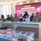 Kapolda Kepri Irjen Pol Asep bersama Kapolresta Barelang dan Wali Kota serta Wakil Wali Kota gelar konferensi pers kasus pencurian besi rayap, Kamis (2/4/2026). Foto:Zalfirega/matapedia