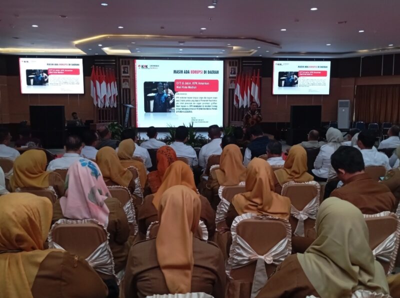 Direktur Koordinasi dan Supervisi Wilayah I KPK, Agung Yudha Wibowo memberikan pemaparan kerawanan korupsi di kota Batam dihadapan wali Kota Batam dan juga pejabat Pemko Batam, di lantai IV kantor wali Kota Batam, Selasa (7/4/2026). Matapedia6.com/Luci