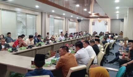 Sebanyak 50 Anggota DPRD Kota Batam ikuti rapat rapat koordinasi dengan KPk yang dilaksanakan di Ruang rapat Serbaguna, Kantor DPRD Kota Batam, Selasa (7/4/2026). Matapedia6.com/Luci