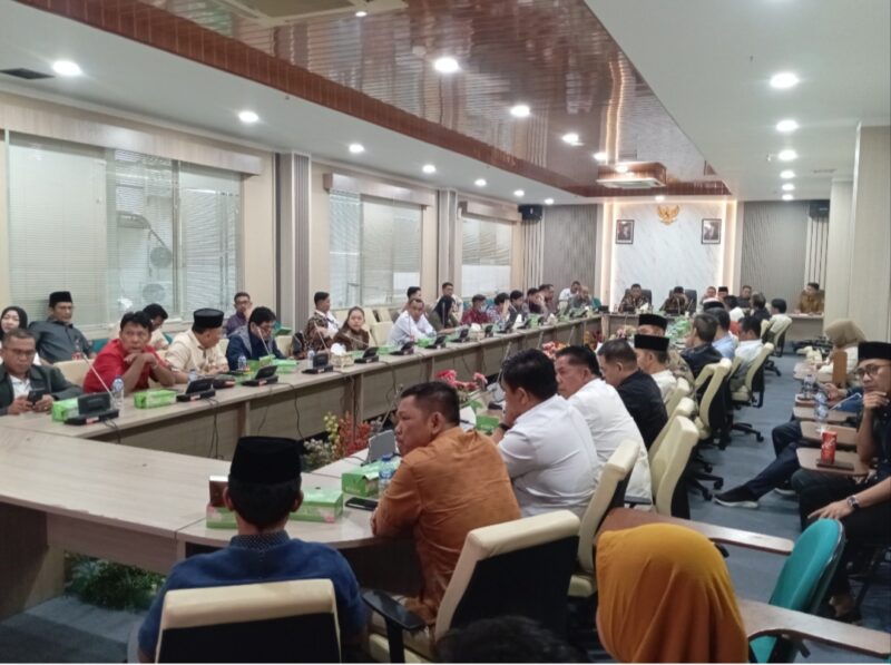 Sebanyak 50 Anggota DPRD Kota Batam ikuti rapat rapat koordinasi dengan KPk yang dilaksanakan di Ruang rapat Serbaguna, Kantor DPRD Kota Batam, Selasa (7/4/2026). Matapedia6.com/Luci