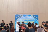 Direktur First Club, Lian Tasrin saat menyalurkan paket sembako kepada warga, Rabu (15/4/2026). Foto:Rega/matapedia