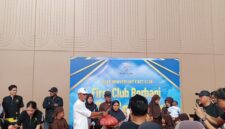 Direktur First Club, Lian Tasrin saat menyalurkan paket sembako kepada warga, Rabu (15/4/2026). Foto:Rega/matapedia