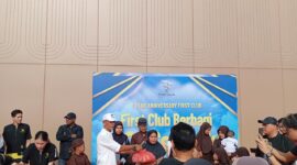 Direktur First Club, Lian Tasrin saat menyalurkan paket sembako kepada warga, Rabu (15/4/2026). Foto:Rega/matapedia