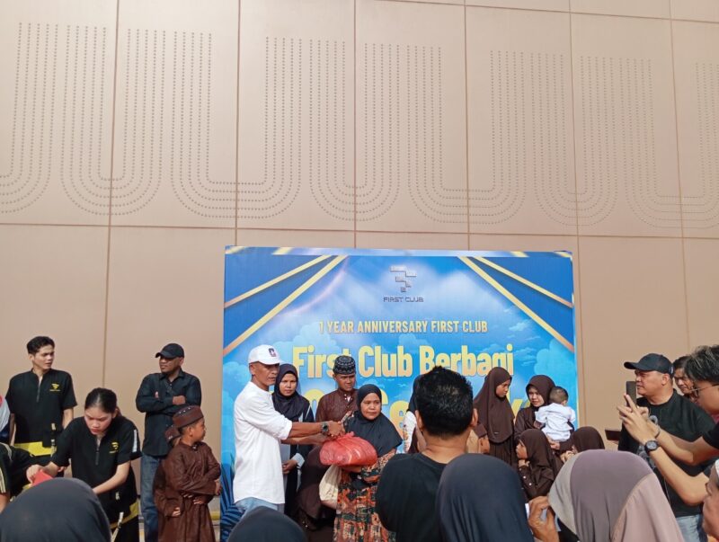 Direktur First Club, Lian Tasrin saat menyalurkan paket sembako kepada warga, Rabu (15/4/2026). Foto:Rega/matapedia