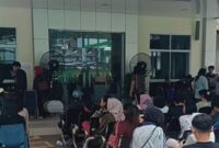 Warga antrean di kantor Disdukcapil Batam pada Kamis (23/4/2026). Foto:Istimewa