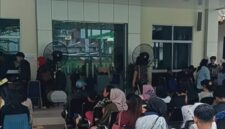 Warga antrean di kantor Disdukcapil Batam pada Kamis (23/4/2026). Foto:Istimewa