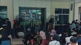 Warga antrean di kantor Disdukcapil Batam pada Kamis (23/4/2026). Foto:Istimewa