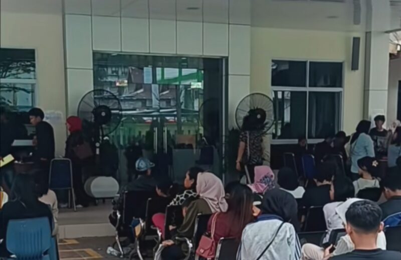 Warga antrean di kantor Disdukcapil Batam pada Kamis (23/4/2026). Foto:Istimewa