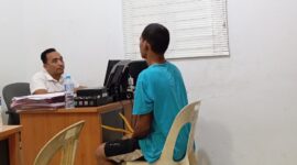 Terduga pelaku saat diperiksa penyidik Polsek Sagulung, Selasa (28/4/2026). Foto:Rega/matapedia