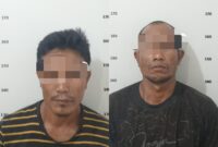 Kedua tersangka saat diamankan di Polsek Sagulung. Foto:Ist