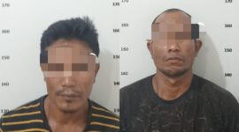 Kedua tersangka saat diamankan di Polsek Sagulung. Foto:Ist