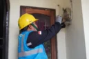 Petugas PLN tengah periksa meteran listrik salah satu rumah. Foto:Dok. PLN