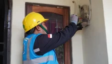 Petugas PLN tengah periksa meteran listrik salah satu rumah. Foto:Dok. PLN