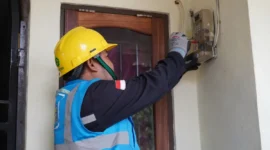 Petugas PLN tengah periksa meteran listrik salah satu rumah. Foto:Dok. PLN