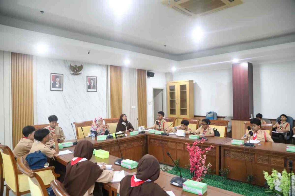 Kunjungan sekolah SMPIT ke DPRD Kota Batam pada Rabu (6/5/2026). Foto:Sekwan