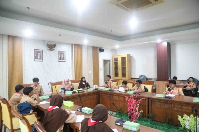 Kunjungan sekolah SMPIT ke DPRD Kota Batam pada Rabu (6/5/2026). Foto:Sekwan