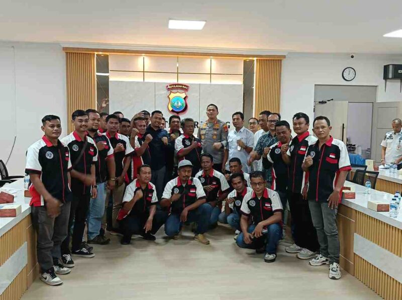 DPRD Batam dan Kapolresta Barelang serta para sopir truk pasir beberapa hari lalu. Foto:Ist
