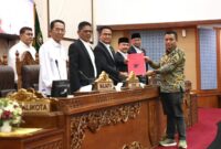 Wali Kota Batam Amsakar bersama Ketua DPRD Batam Kamaluddin dan Wakil Ketua DPRD Batam Aweng. Foto:Istimewa