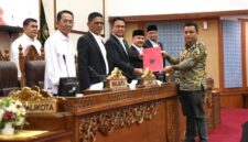 Wali Kota Batam Amsakar bersama Ketua DPRD Batam Kamaluddin dan Wakil Ketua DPRD Batam Aweng. Foto:Istimewa