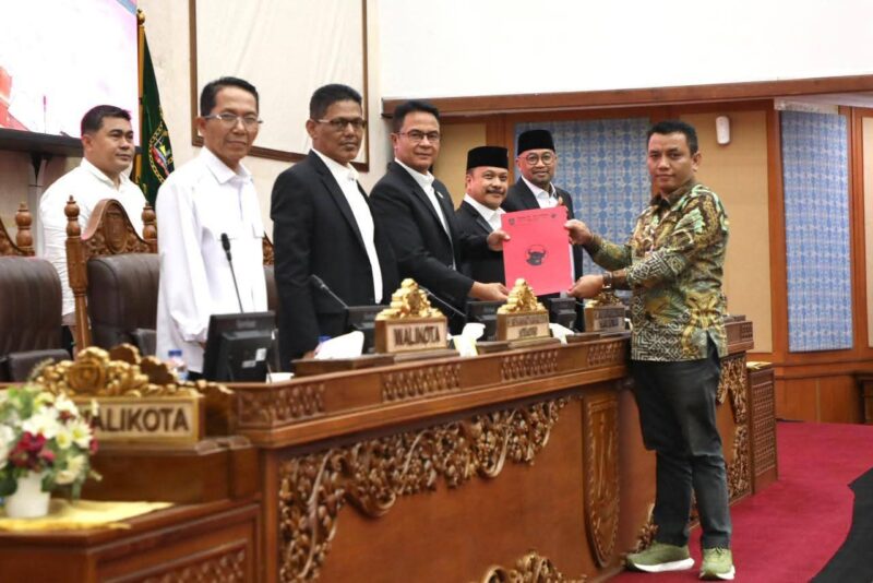 Wali Kota Batam Amsakar bersama Ketua DPRD Batam Kamaluddin dan Wakil Ketua DPRD Batam Aweng. Foto:Istimewa