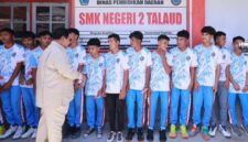 Presiden Prabowo bersama dengan pelajar salah satu SMKN 2 Talaud Provinsi Sulawesi Utara pada Sabtu (9/5/2026). Foto:Dok. Facebook