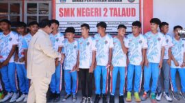 Presiden Prabowo bersama dengan pelajar salah satu SMKN 2 Talaud Provinsi Sulawesi Utara pada Sabtu (9/5/2026). Foto:Dok. Facebook