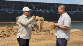 Anggota/Deputi Bidang Investasi BP Batam, Fary Djemy Francis, turun langsung meninjau lapangan dan berdialog dengan pelaku usaha. Foto:dok. Humas BP Batam
