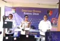 Dirreskrimum Polda Kepri Kombes Pol Ronni Bonic dan Kabid Humas Kombes Pol Nona Pricillia Ohei serta Kanit 2 Subdit 3 Kompol Rayendra Arga Prayana melihatkan barang bukti judi online dalam jumpa pers di Polda Kepri, Senin (4/5/2026). Foto: do. Istimewa